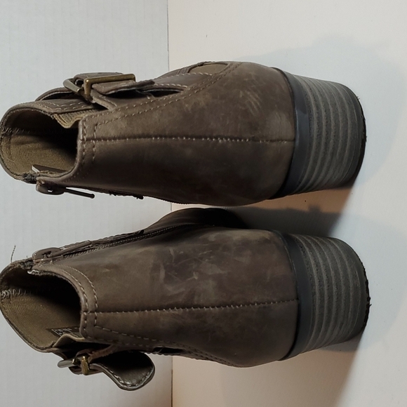 Clarks Booties Distressed Strap Ultimate Comfort Ankle Boots Size 7 - Picture 5 of 13